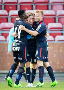 Helsingborgs Max Svensson gör 2-1 och gratuleras av Oke Akpoveta (v) och Andreas Landgren (h)