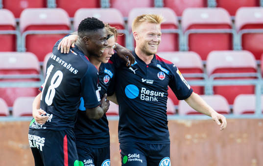 Helsingborgs Max Svensson gör 2-1 och gratuleras av Oke Akpoveta (v) och Andreas Landgren (h)