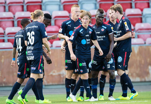 Helsingborgs Max Svensson (m) gör 2-1 och gratuleras av lagkamrater