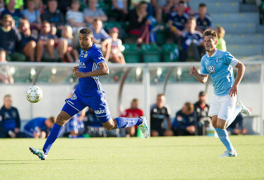 Sundsvalls Noah Sonko Sundberg jagas av Markus Rosenberg