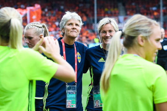 Sveriges förbundskapten Pia Sundhage och assisterande