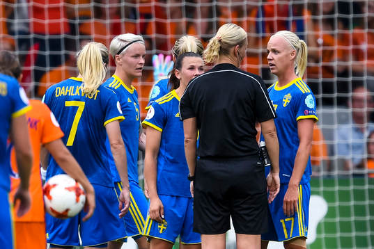 Sveriges Nilla Fischer , Jessica Samuelsson och Caroline Seger i samtal med domaren Bibiana Steinhaus i kvartsfinalen mellan Holland och Sverige