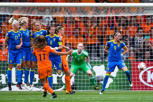 Hollands Lieke Martens gör 1-0 bakom Sveriges s/och