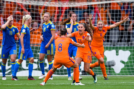 Hollands Sherida Spitse, Lieke Martens och Anouk Dekker jublar efter 1-0  i kvartsfinalen mellan Holland och Sverige