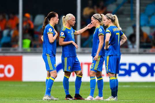 Sveriges Caroline Seger samtalar med Lotta Schelin , Linda