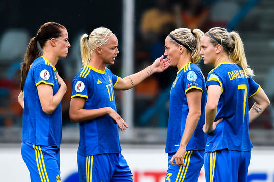 Sveriges Caroline Seger samtalar med Lotta Schelin , Linda