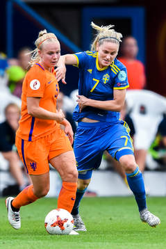 Hollands Kika van Es och Sveriges Lisa Dahlkvist i
