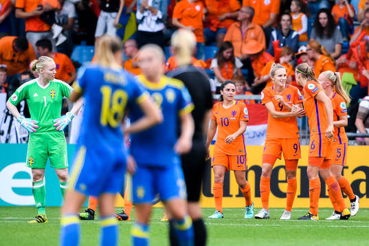 Hollands Vivianne Miedema jublar efter 2-0 i kvartsfinalen mellan Holland och Sverige