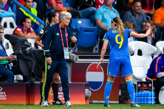 Sveriges förbundskapten Pia Sundhage samtalar med Sveriges