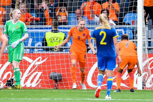 Hollands Vivianne Miedema och Dzenis Kozica jublar efter 2-0 i kvartsfinalen mellan Holland och Sverige