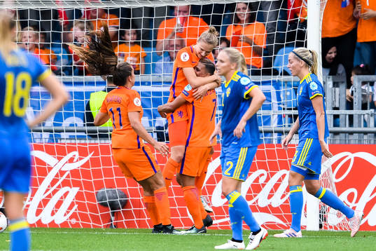 Hollands Vivianne Miedema, Lieke Martens  och Dzenis Kozica jublar efter 2-0 i kvartsfinalen mellan Holland och Sverige