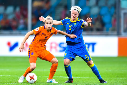 Hollands Vivianne Miedema och Sveriges Nilla Fischer   i kvartsfinalen mellan Holland och Sverige