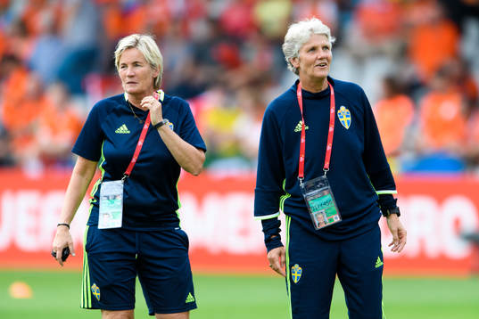 Sveriges assisterande förbundskapten Lilie Persson och