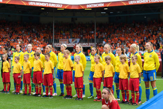 Sveriges Lotta Schelin, målvakt Hedvig Lindahl, Jonna Andersson, Linda Sembrant, Nilla Fischer, Lisa Dahlkvist, Kosovare Asllani, Stina Blackstenius, Jessica Samuelsson, Caroline Seger och Fridolina Rolfö vid lineup innan kvartsfinalen mellan Holland och Sverige