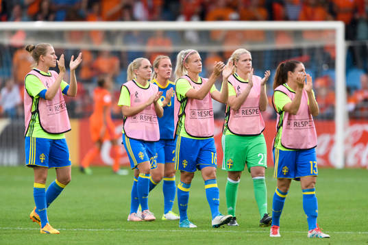 Sveriges Emma Berglund, Elin Rubensson, Mimmi Larsson, Hanna Glas, målvakt Emelie Lundberg och Josefin Johansson tackar publiken efter kvartsfinalen mellan Holland och Sverige