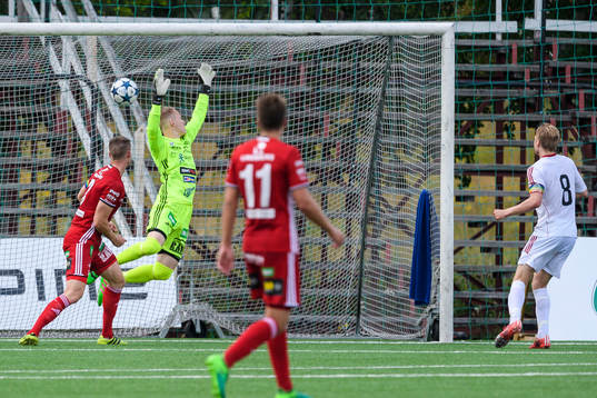 Täfteås Mattias Lidberg gör 3-2 bakom Piteås målvakt Tomas Adell