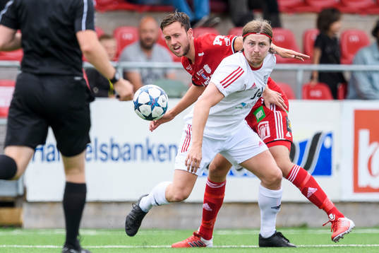 Piteås Pontus Sundqvist i kamp med Täfteås Fredrik Johansson
