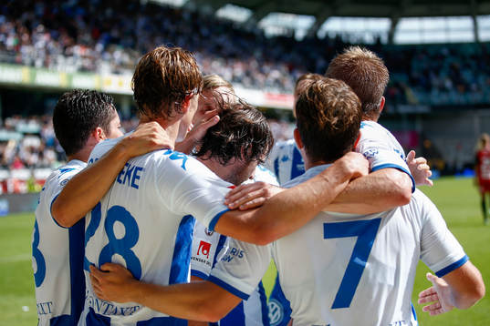 IFK Göteborgs David Boo Wiklander, Thomas Rogne och Tobias Hysén jublar med målskytten till 2-1 Mikkel Diskerud