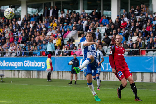 IFK Göteborgs Tobias Hysén slår ett inlägg