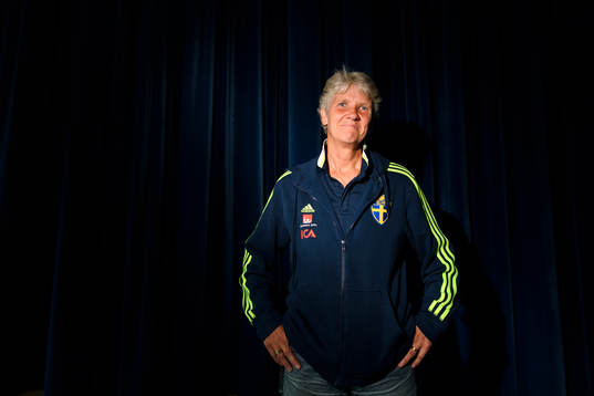 Förbundskapten Pia Sundhage poserar för ett porträtt på en pressträff med det svenska landslaget