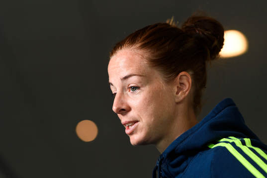 Lotta Schelin blir intervjuad på en pressträff med det svenska landslaget