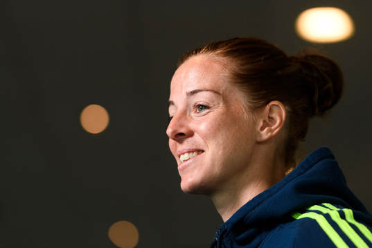 Lotta Schelin blir intervjuad på en pressträff med det svenska landslaget