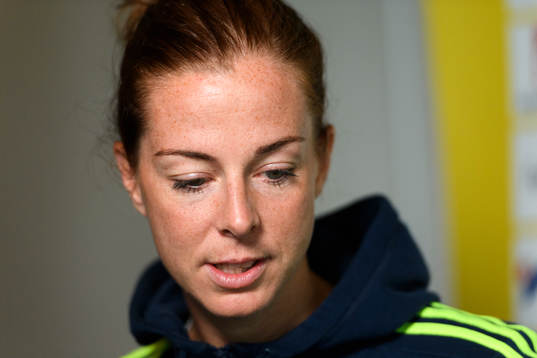 Lotta Schelin blir intervjuad på en pressträff med det svenska landslaget