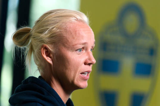 Caroline Seger blir intervjuad på en pressträff med det svenska landslaget
