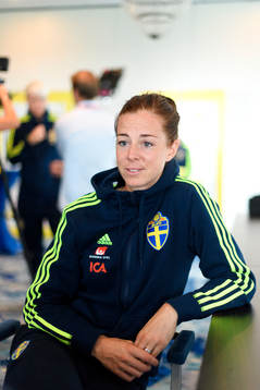 Lotta Schelin blir intervjuad på en pressträff med det svenska landslaget