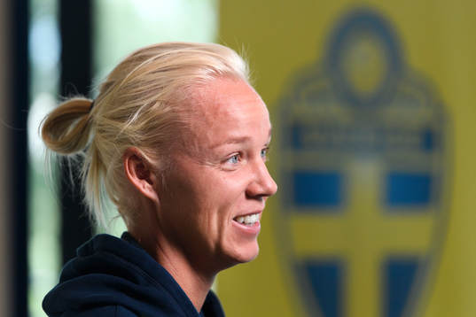 Caroline Seger blir intervjuad på en pressträff med det