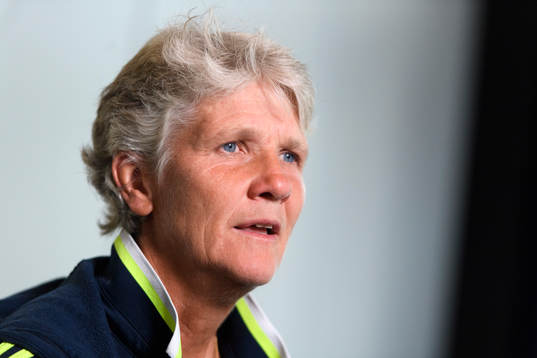 Förbundskapten Pia Sundhage blir intervjuad på en