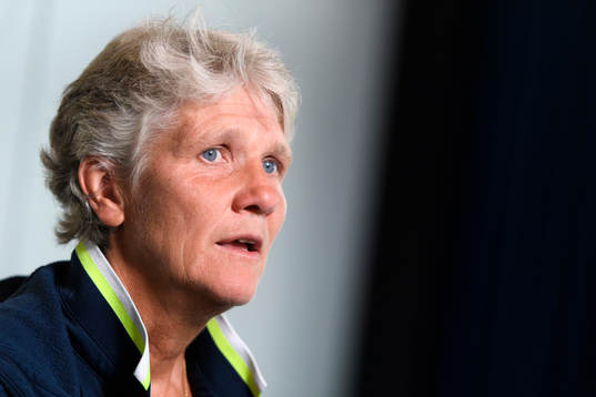 Förbundskapten Pia Sundhage blir intervjuad på en pressträff med det svenska landslaget