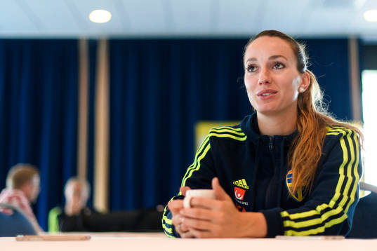 Kosovare Asllani blir intervjuad på en pressträff med det