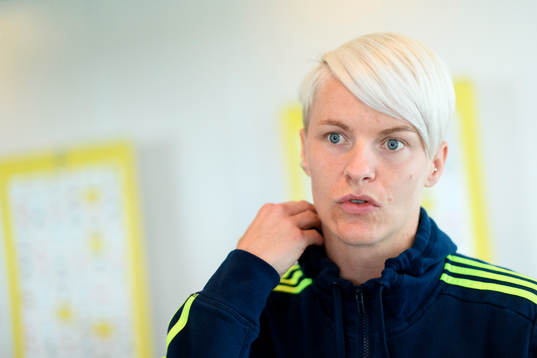 Nilla Fischer blir intervjuad på en pressträff med det svenska landslaget