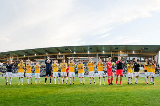 Falkenbergs spelare jublar