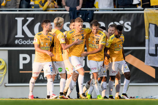Falkenbergs Erik Pärsson har gjort 2-1 och hela laget jublar