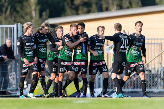 Varbergs Gabriel Altemark-Vanneryr gör 0-1 och jublar