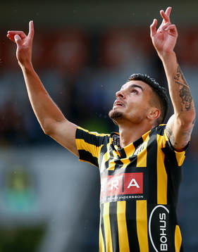 Häckens Ahmed Yasin jublar efter att han gjort 1-0-målet