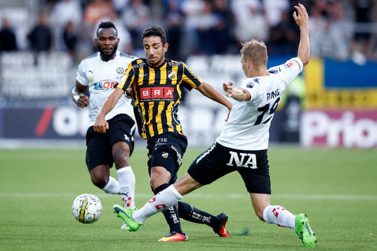Häckens Daleho Irandust i kamp om bollen med Örebros