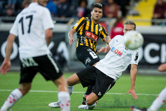 Häckens Paulinho skjuter ett skott förbi täckande Arvid Brorsson i Örebro