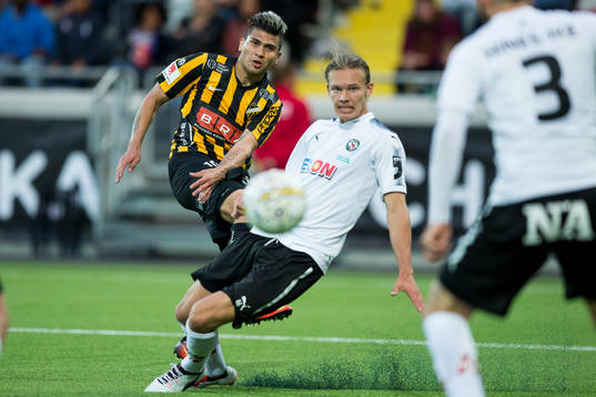 Häckens Paulinho skjuter ett skott förbi täckande Arvid Brorsson i Örebro