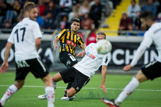 Häckens Paulinho skjuter ett skott förbi täckande Arvid Brorsson i Örebro