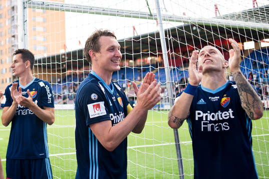 Djurgårdens Haris Radetinac, Kim Källström och Magnus Eriksson tackar publiken