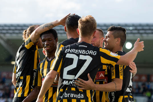 Häckens Ahmad Yasin jublar ihop med lagkamrater efter 1-0