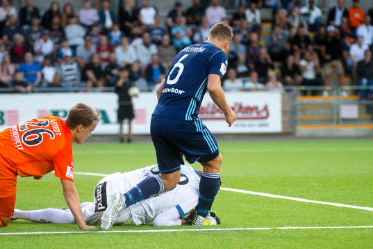 Djurgårdens Jesper Karlström och AFC Eskilstunas Målvakt Alireza Haghighi i en situation