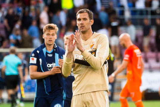 Djurgårdens målvakt Andreas Isaksson tackar publiken