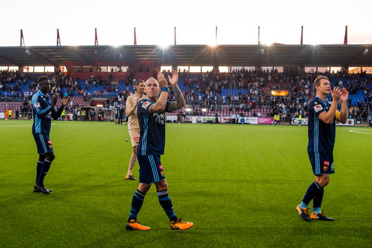 Djurgårdens Aliou Badji , Magnus Eriksson och Kim Källström tackar publiken