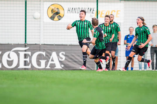 Högaborgs Bleron Zekaj jublar med lagkamrater efter att ha gjort 2-1