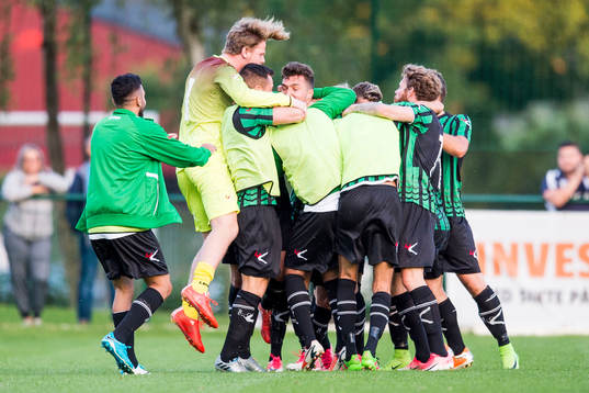 Högaborgs Bleron Zekaj jublar med lagkamrater efter att ha gjort 2-1
