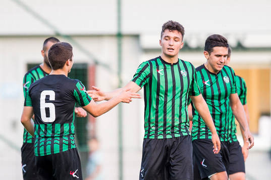 Högaborgs Bleron Zekaj jublar med lagkamrater efter att ha gjort 2-1